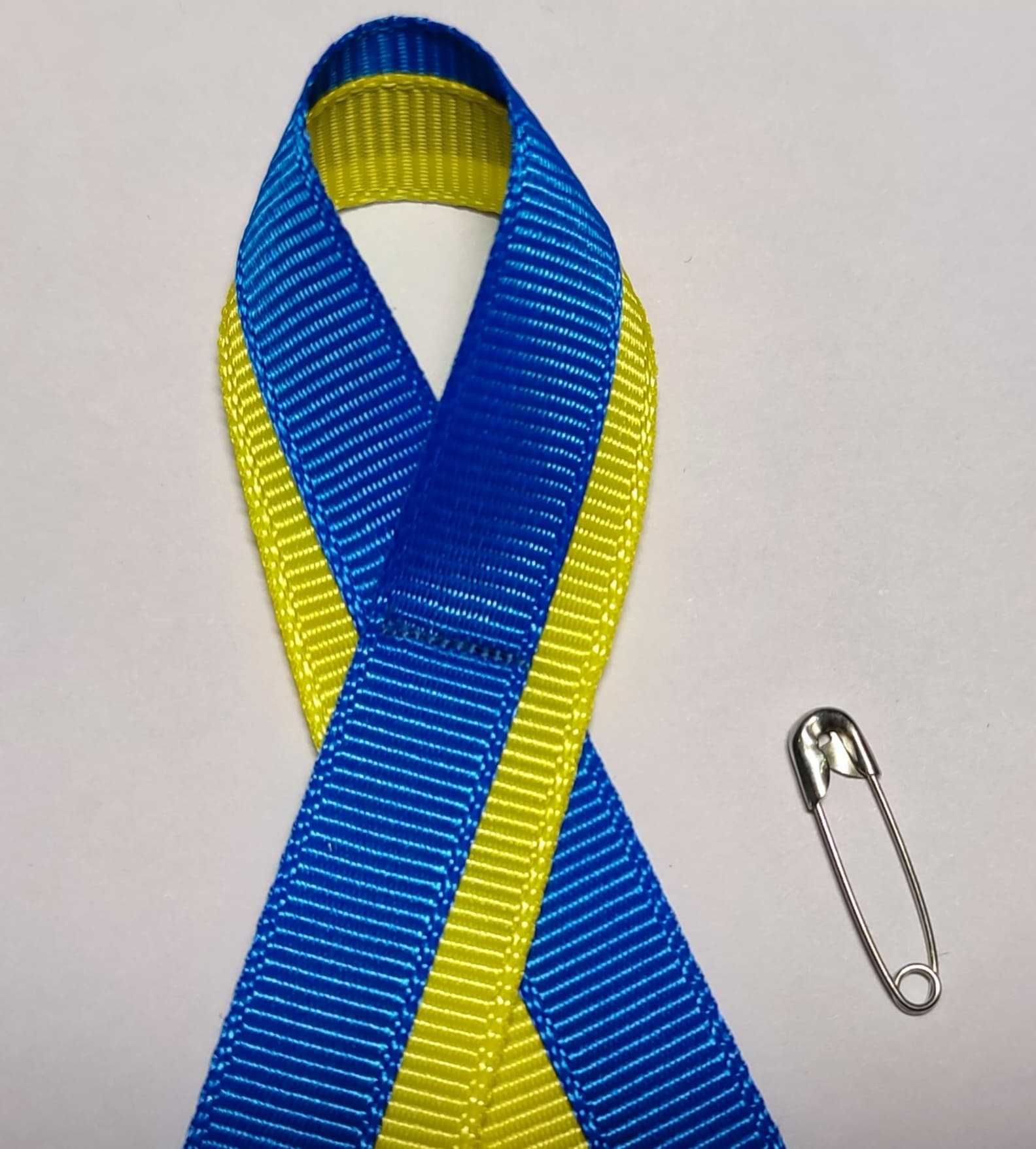 kotylion UKRAINA, flaga, agrafka, niebiesko żółty.