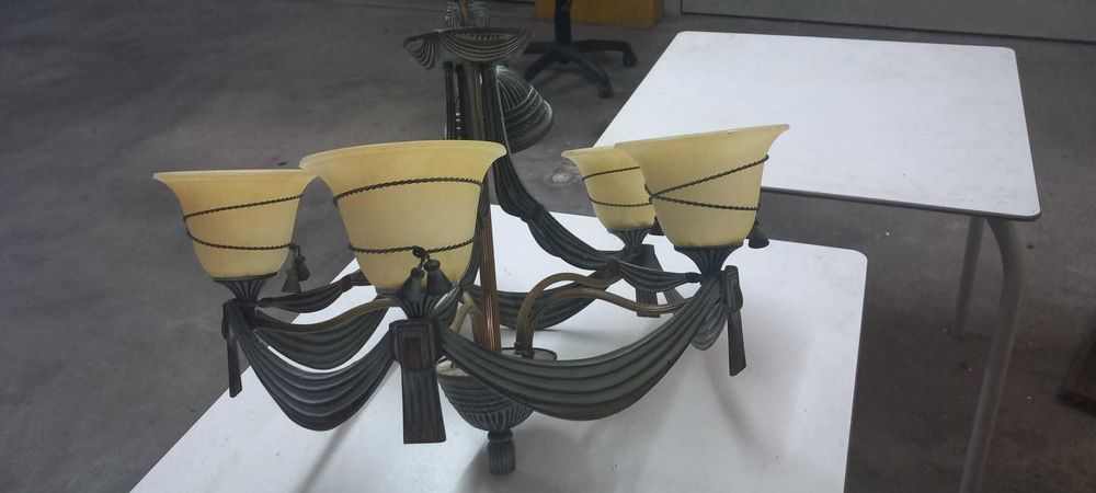 Candeeiro de teto em metal forjado  com um aplique de parede