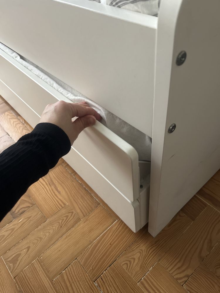 Cama de solteiro com 2 gavetas e cama de baixo