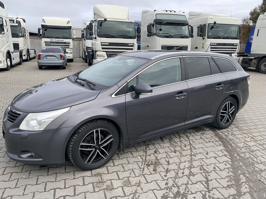 Toyota Avensis 2011 рік