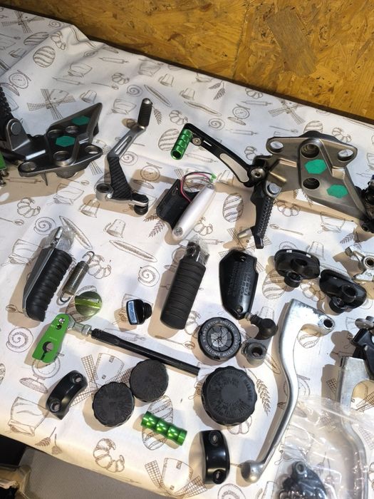 Продам спойлер,обдув , кронштейни kawasaki z1000