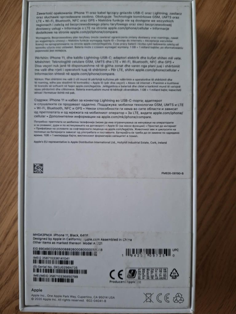 I phone 11 z ładowarką i słuchawkami
