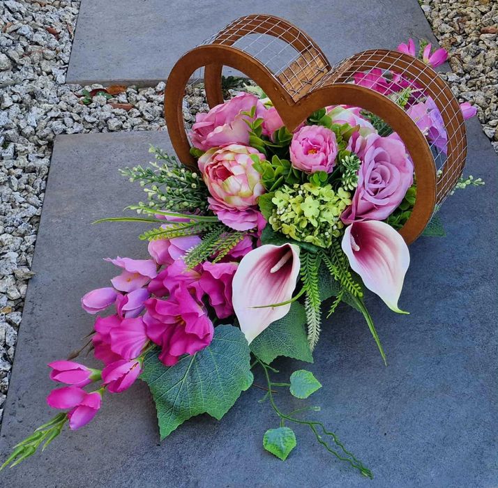 Kompozycja kwiatowa na grób cmentarz stroik serce ikebana Z623