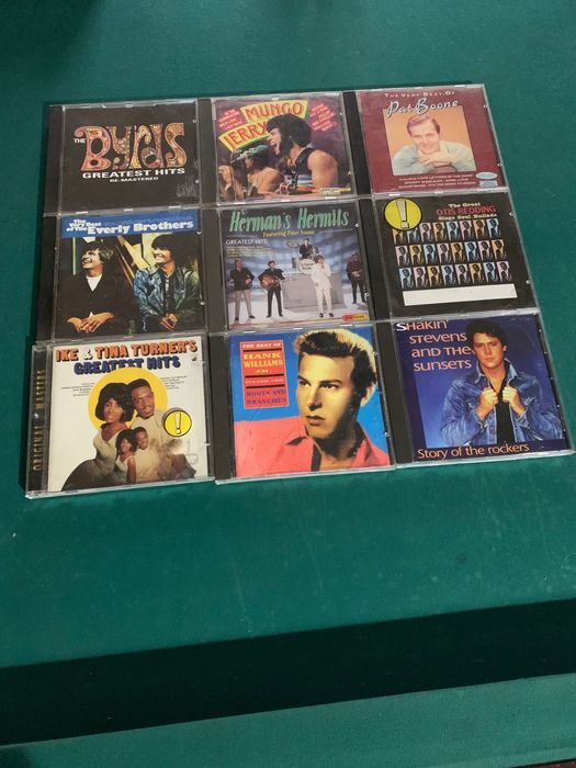 Cds de música anos 60 e 80.