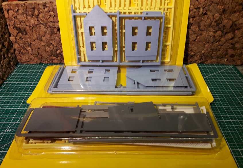 Domki Kościół Wieża Eaglemoss Lic; Faller H0 1:87 do sklejenia Nowe