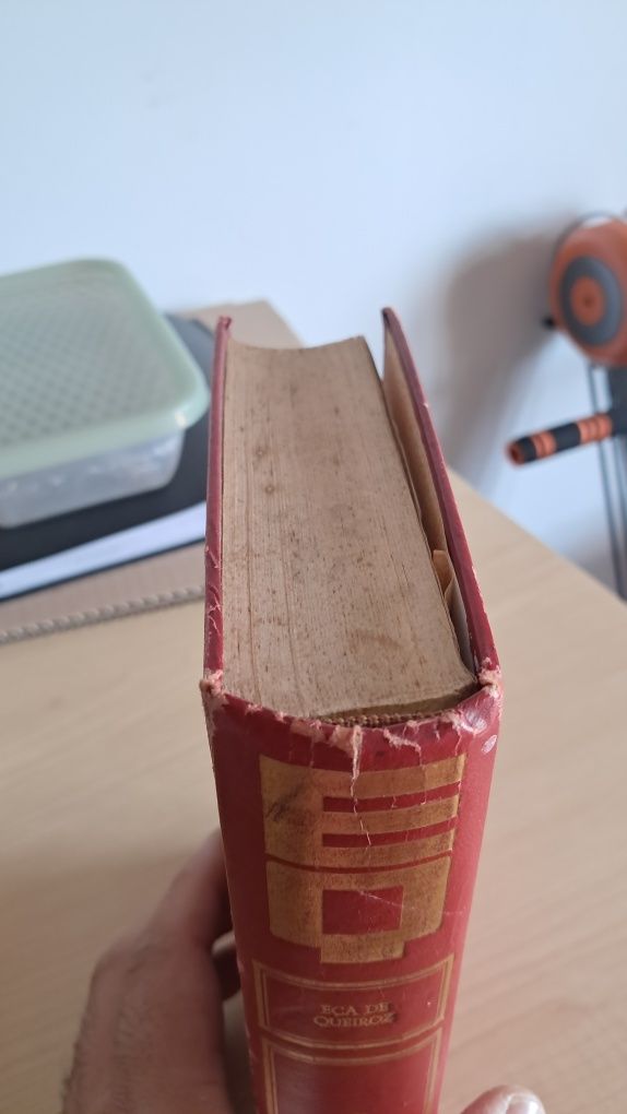 Livro antigo " Os Maias"