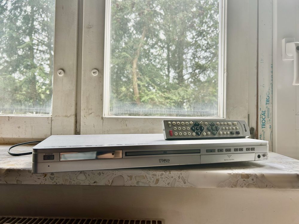 TEVION DVD 7000 z oryginalnym pilotem – klasyk połowy lat 2000