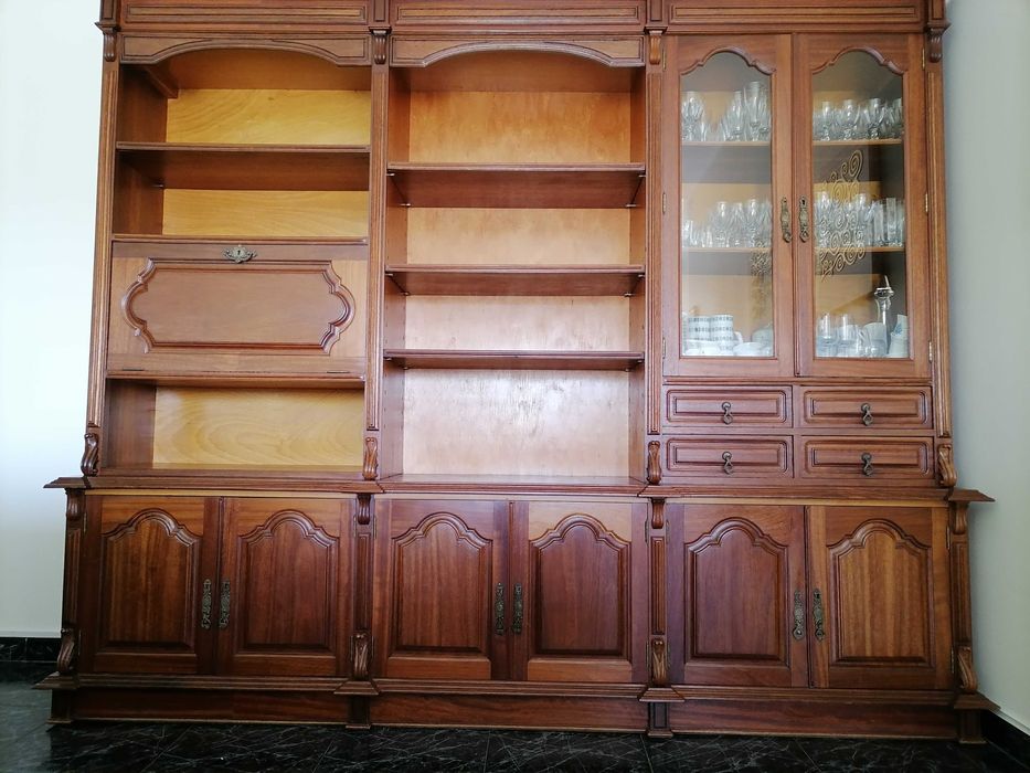 Móvel de sala em madeira de cambala