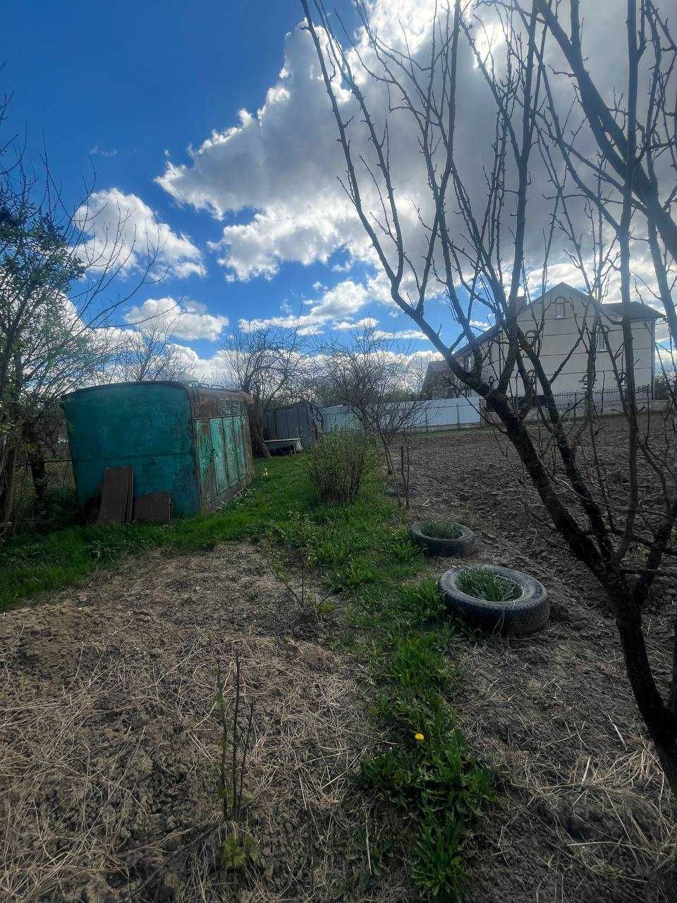 Земельна ділянка правильної форми,є сусіди.