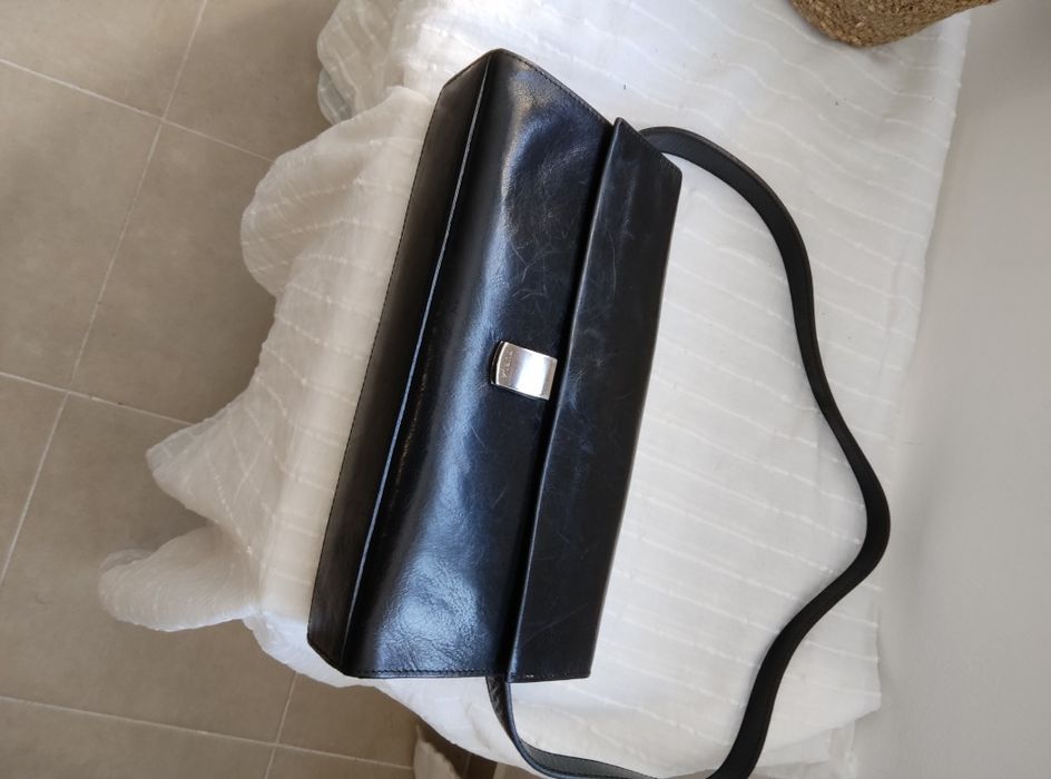 Mala de ombro preta em pele, marca Furla