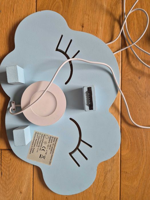 Lampka na ścianę drewniana jasnoniebieska w kształcie chmurki