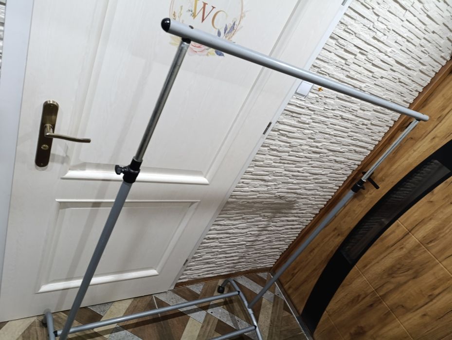 Stojak na ubrania metalowy