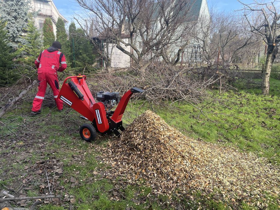 Дробим ветки на мульчу