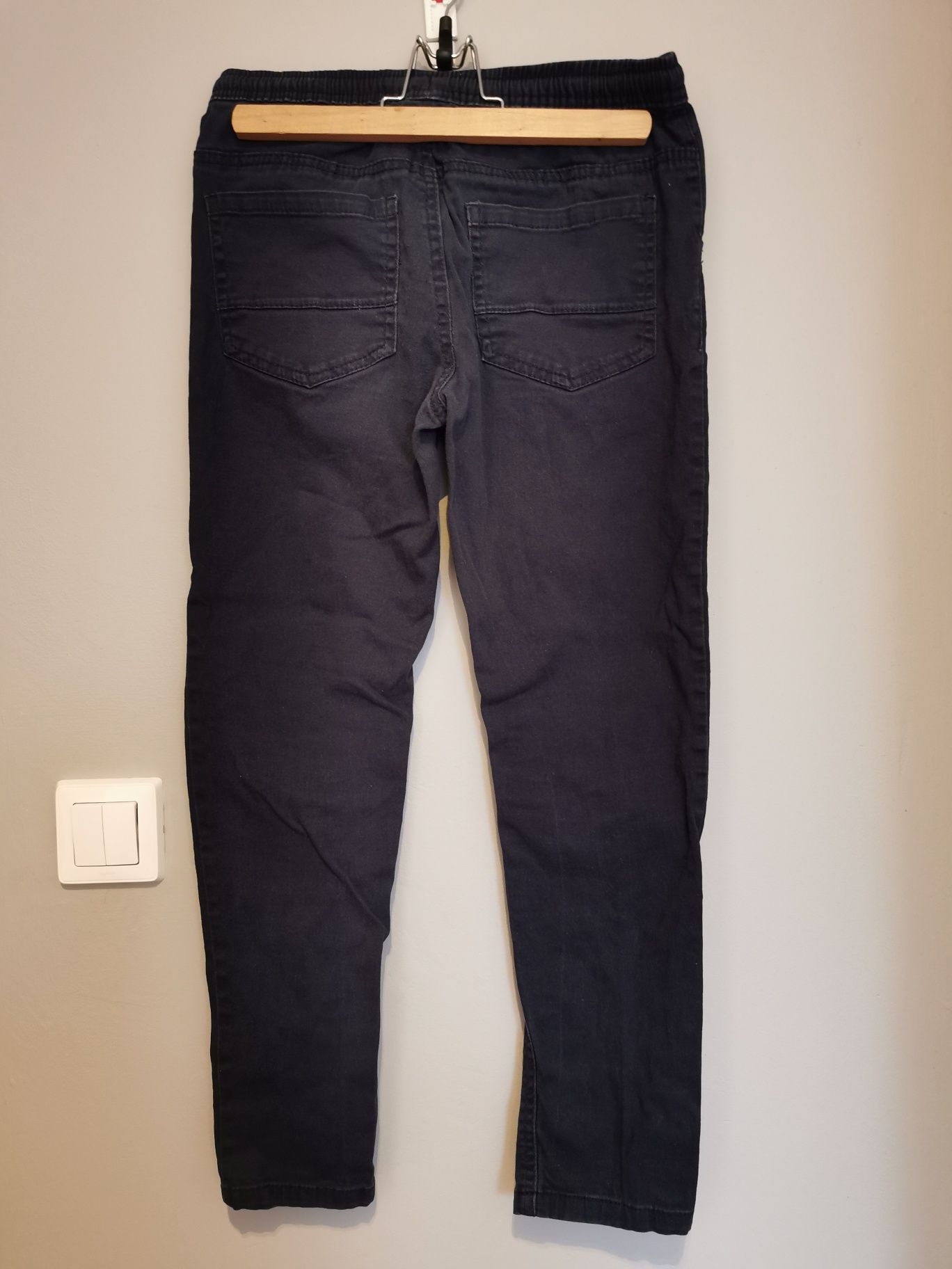 Spodnie z cienkiego jeansu rozm. 152