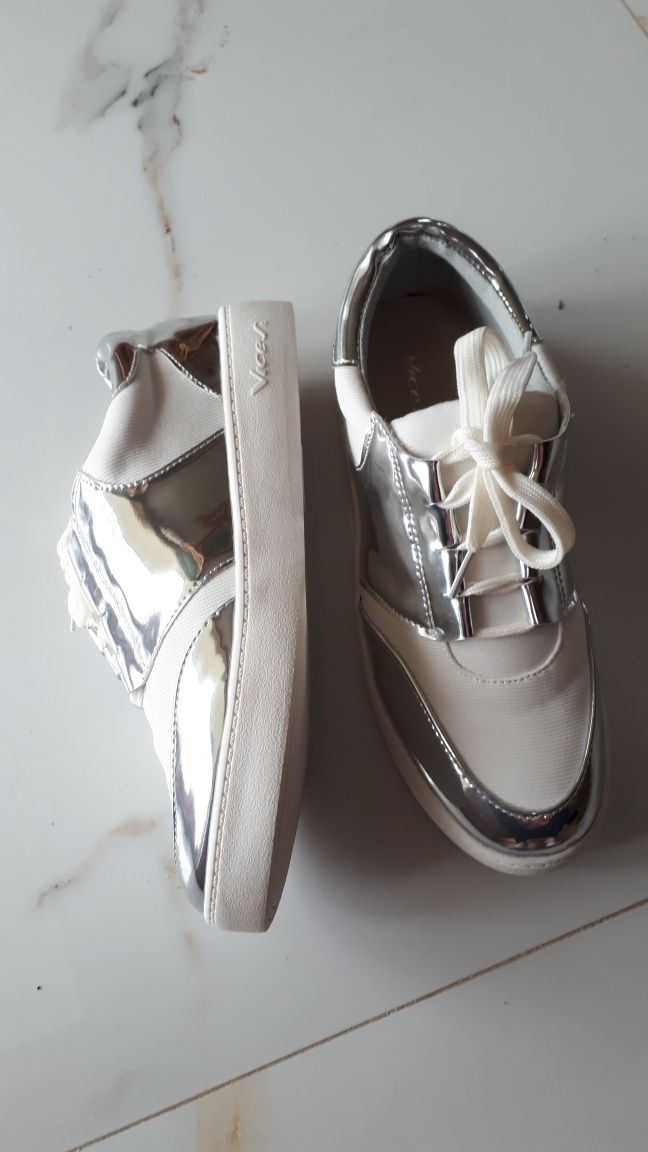 Metaliczne holograficzne sneakersy sportowe 38