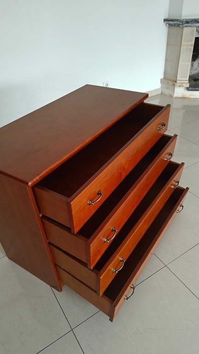 Cómoda de madeira cor cerjeiro