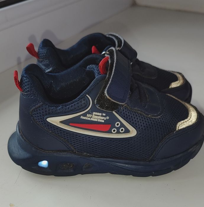 Кросівки світяться