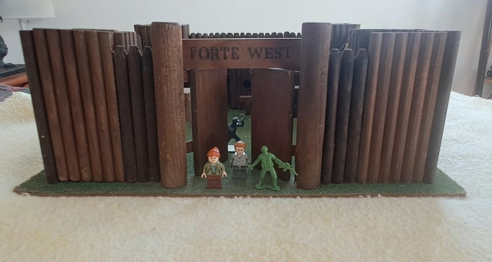 Forte West, em Maeira 47x47x14 cm ( Soldadinhos e mini figure não incl