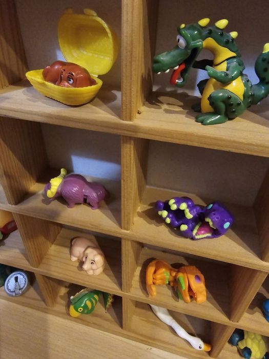 Półka z Kinder niespodziankami 2 szt duszki, robaczki, smoki