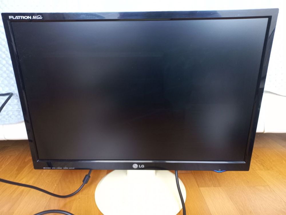 Монитор Lg белого цвета