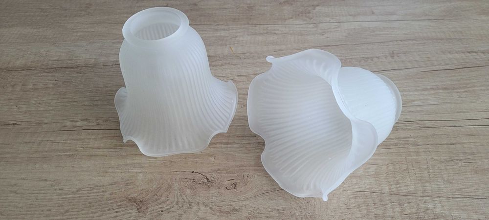 Dwa klosze do lampek-kinkietów.