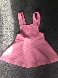Różowa spódnica na szelkach.