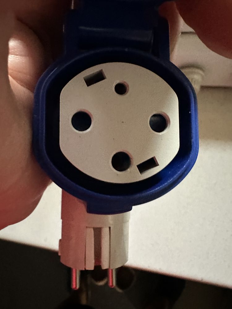 Adapter przejściówka gniazdo Piaggio/wtyczka 220 zwykła