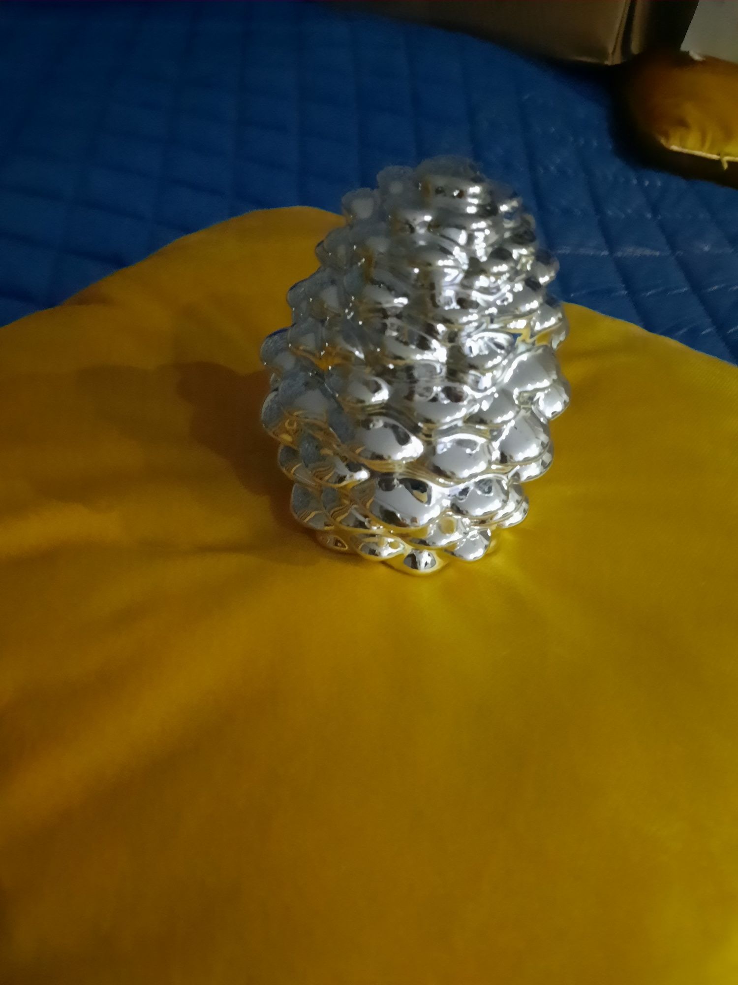 Srebrna szyszka ozdobna