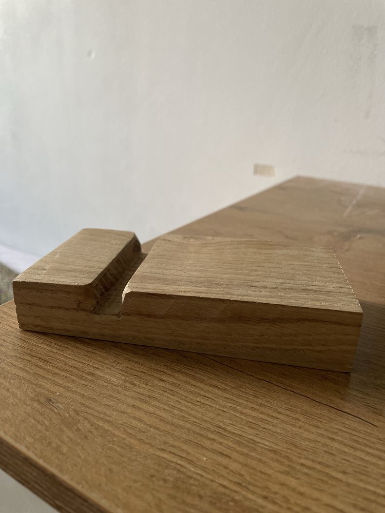 Podstawka pod telefon z drewna debowego