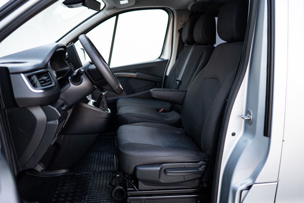 Wynajem wypożycz BUS 9-osobowy kat.B. Renault Trafic Automat Wrocław