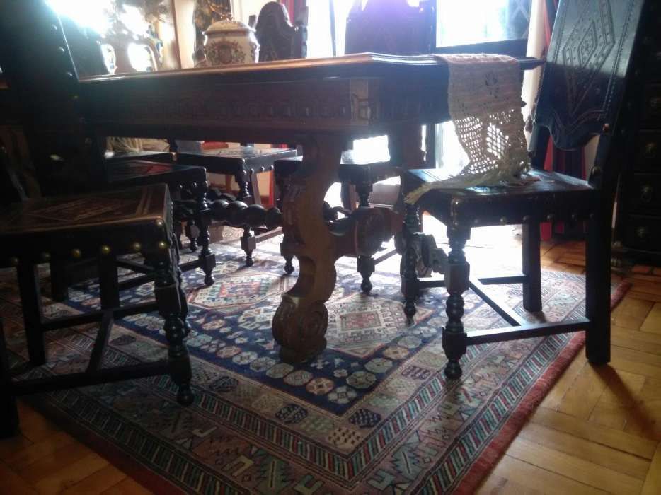 Mesa de madeira e cadeiras de sec.