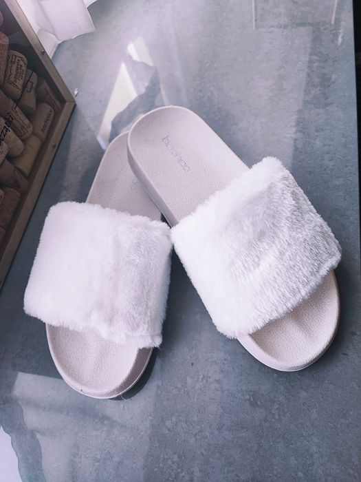 Nowe białe klapki z futrem Boohoo - rozm. 36,5