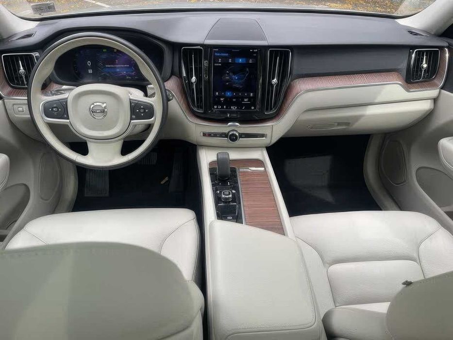 Volvo XC60 B5 Momentum      2022
