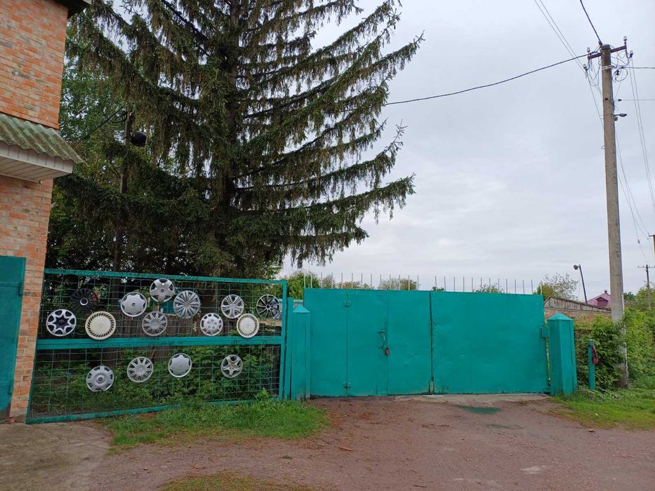 Продаж нежитлових будівель за адресою Прилуцький район, селище Ладан