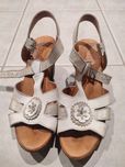Sapatos brancos e bejes