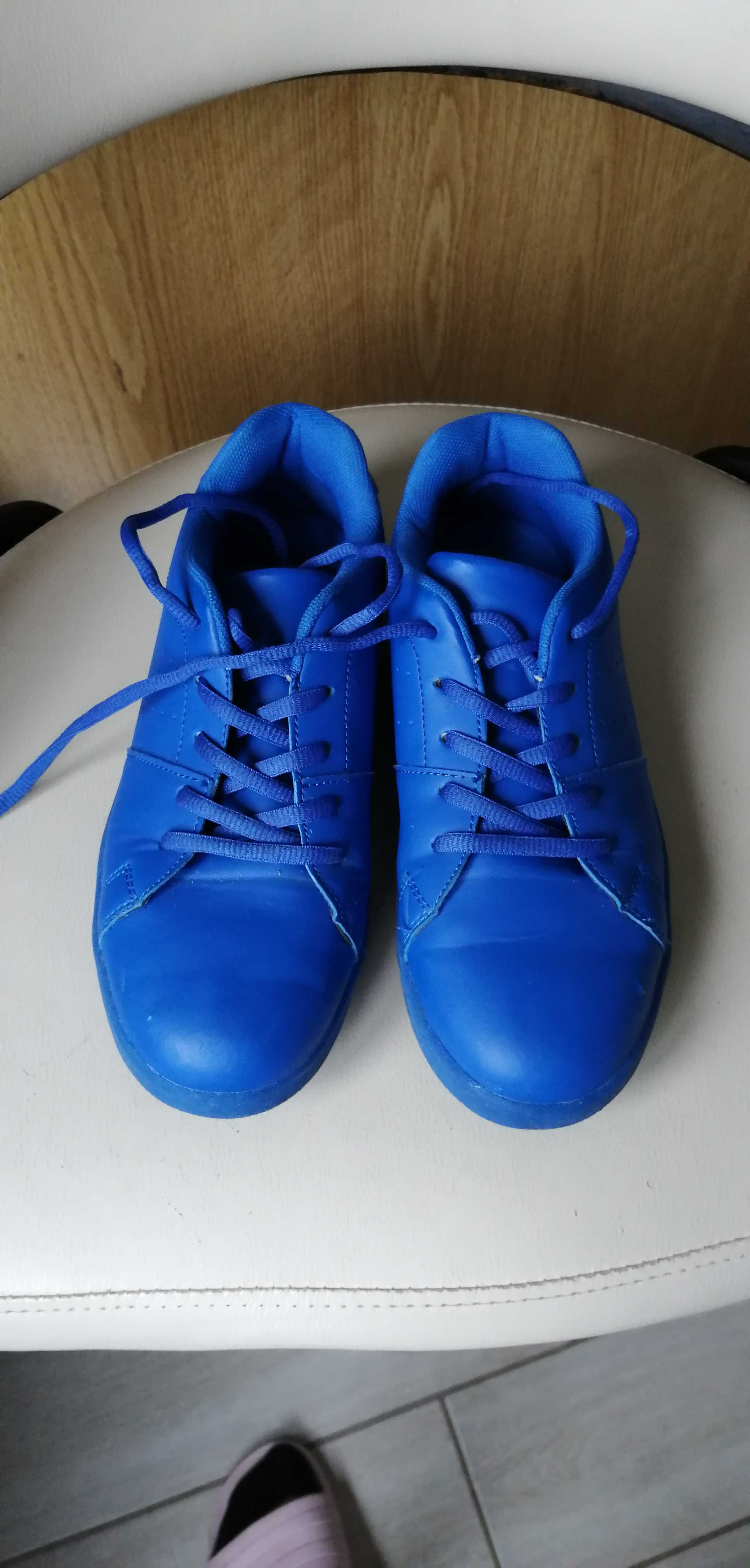 Niebieskie buty sportowe typu adidasy