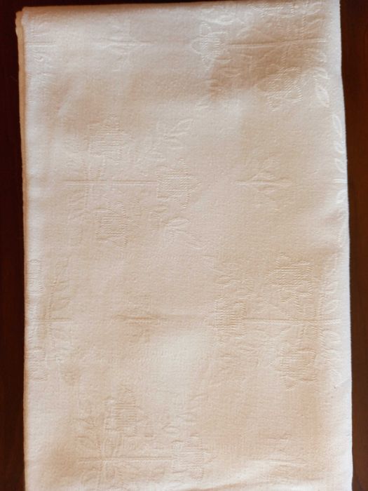 Biały obrus adamaszkowy