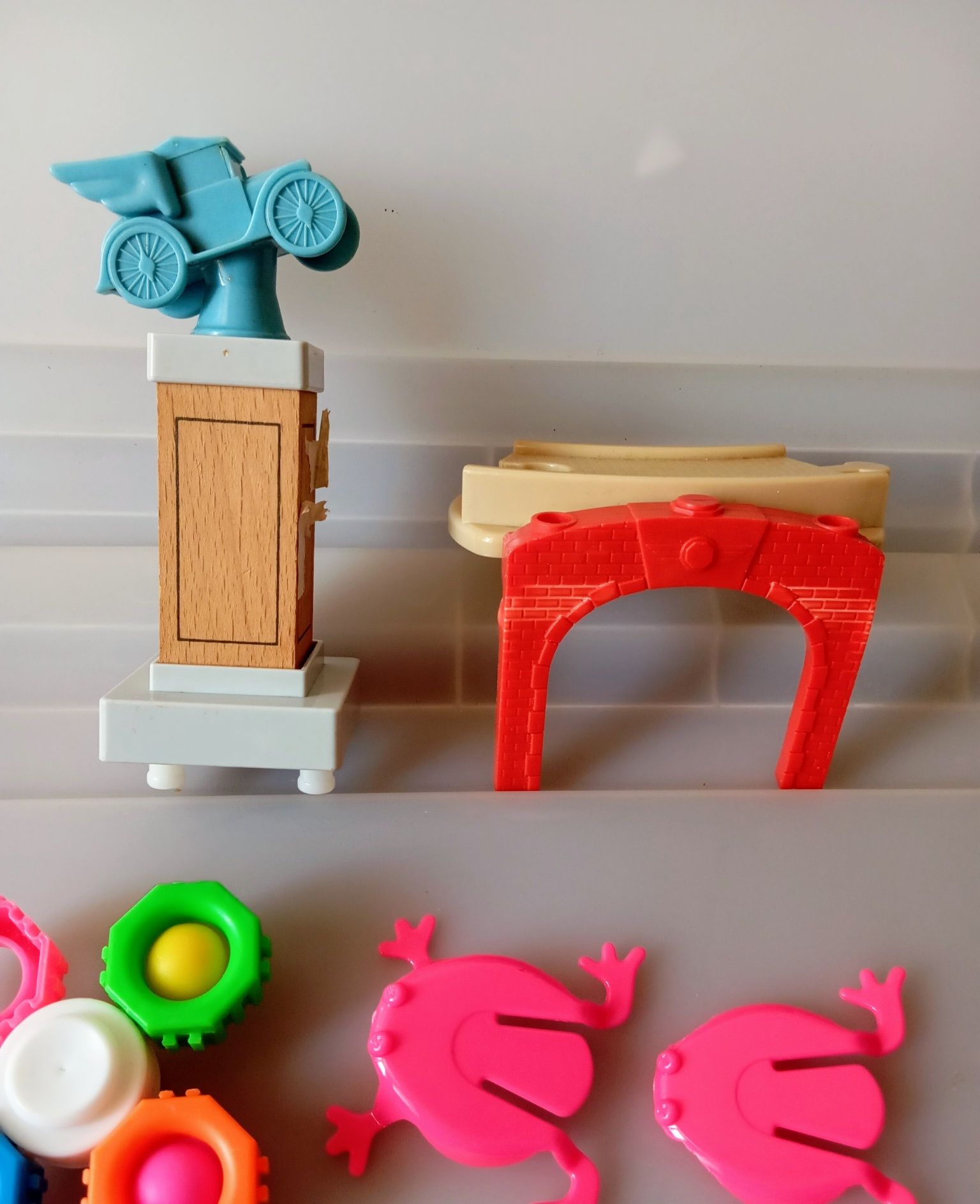 Peças e brinquedos para reaproveitar.