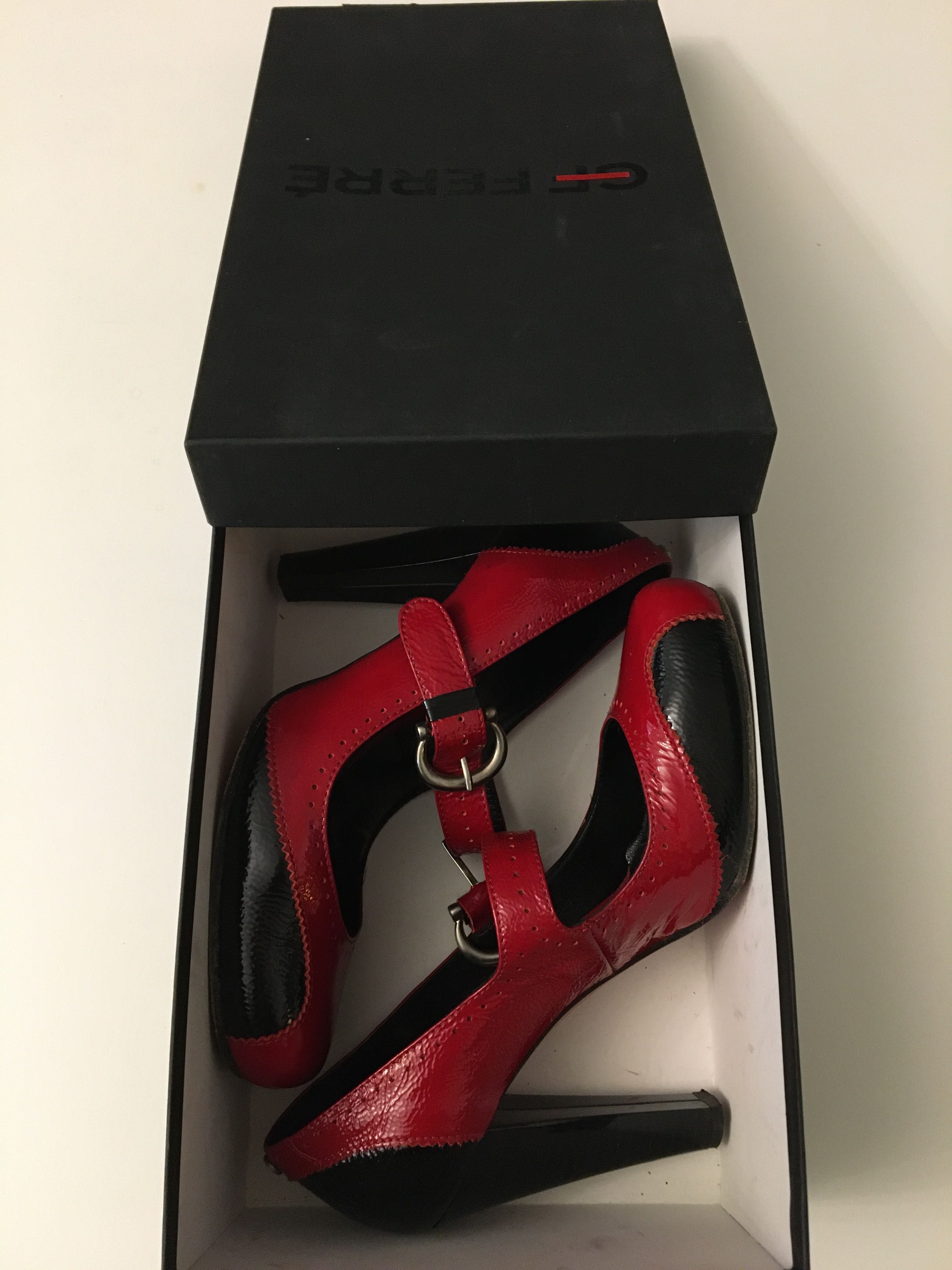 GF Ferre piękne buty ba obcasie, lakierki. Czerwono-czarne