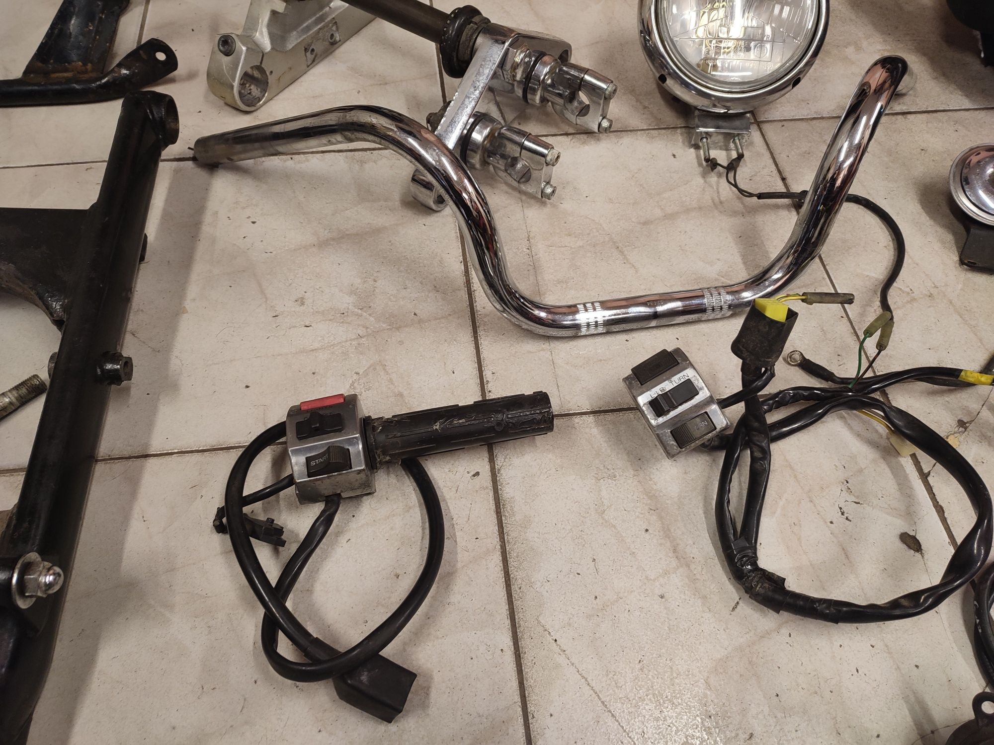 Suzuki LS 650 Savage części lampa manetki wiązka airbox osłona półka