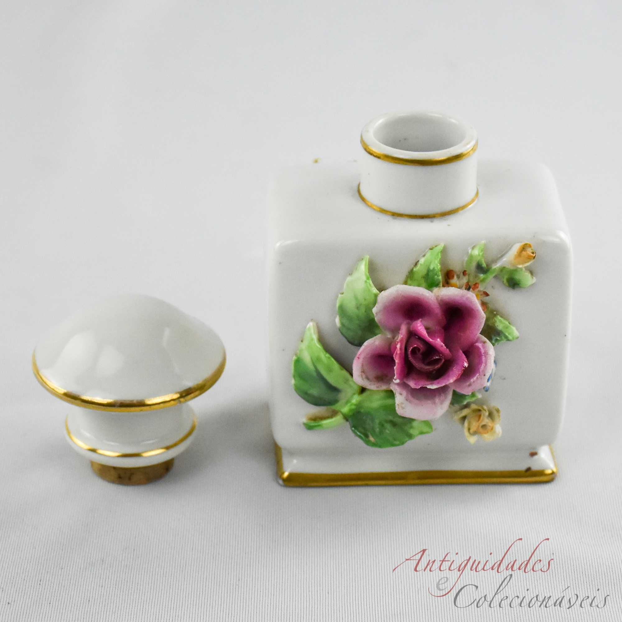 Frasco de Perfume em porcelana Artibus com flores em relevo e dourado