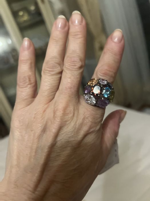 Продаются кольца серебряные с камнями