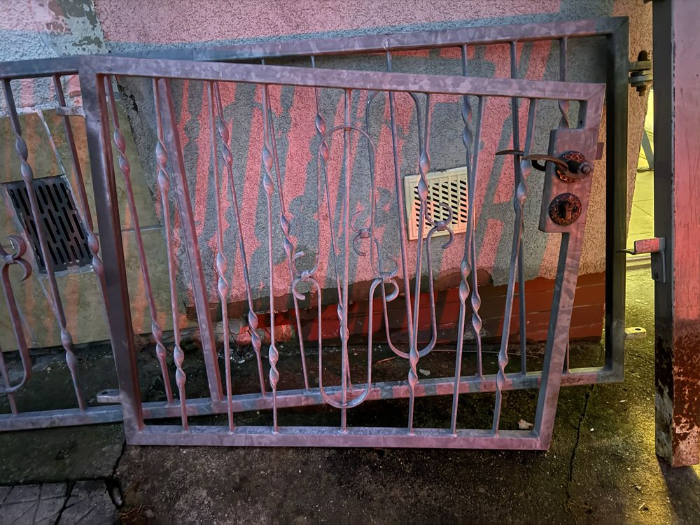 Brama z bramką i słupkiem