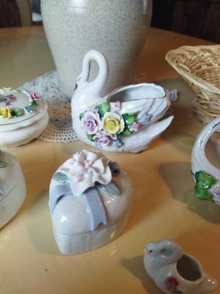 Komplet szkatułki porcelanowe koszyczki łabędzie figurki