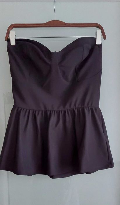 Top czarny dekolt serce z baskinią falbaną MOHITO 40/L