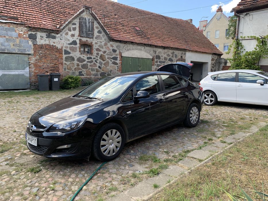 Opel astra sedan 2016- uszkodzony tył