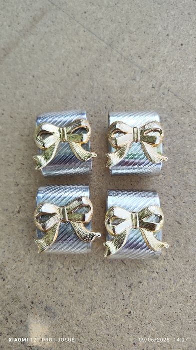 Vendo estes anéis para guardanapos em casquinha de prata!