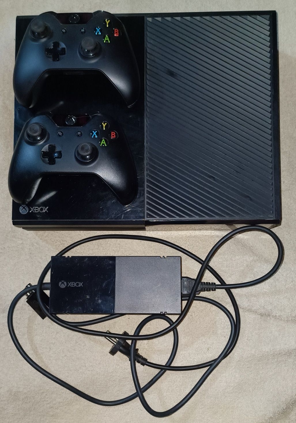 Xbox One 365 GB + 2 pady