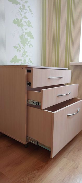 Тумба з трьома полками для білизни