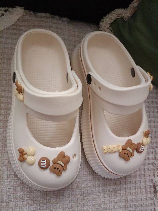 Nowe piękne klapki r.36